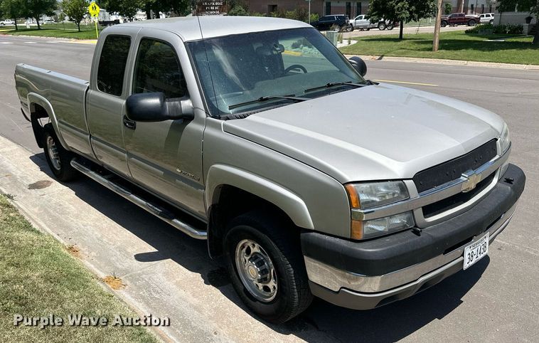 image for item NP9781 2004 Chevrolet Silverado 2500HD  Ext. Cab pickup truck