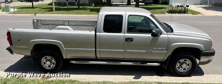 image for item NP9781 2004 Chevrolet Silverado 2500HD  Ext. Cab pickup truck