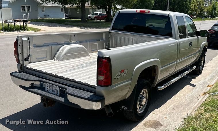 image for item NP9781 2004 Chevrolet Silverado 2500HD  Ext. Cab pickup truck