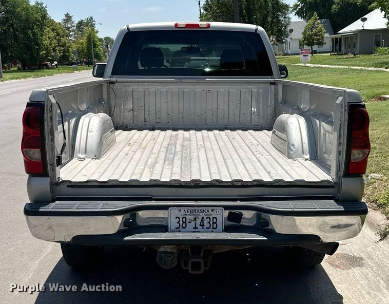 image for item NP9781 2004 Chevrolet Silverado 2500HD  Ext. Cab pickup truck