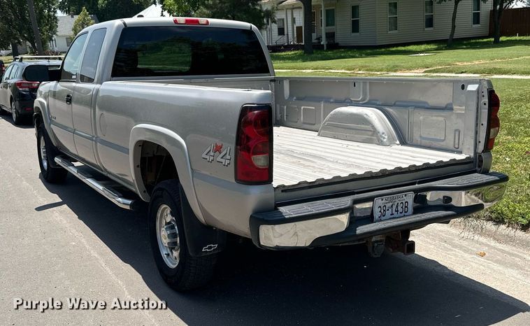 image for item NP9781 2004 Chevrolet Silverado 2500HD  Ext. Cab pickup truck