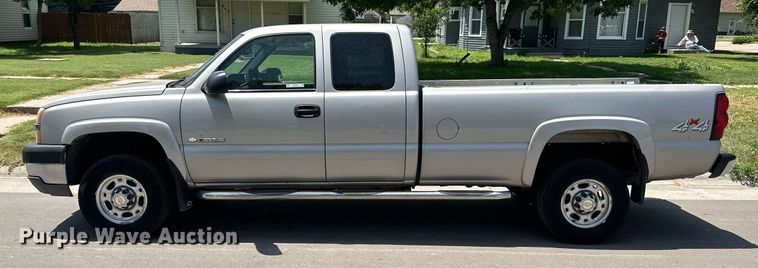 image for item NP9781 2004 Chevrolet Silverado 2500HD  Ext. Cab pickup truck