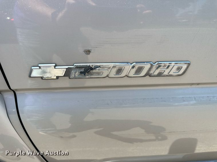 image for item NP9781 2004 Chevrolet Silverado 2500HD  Ext. Cab pickup truck