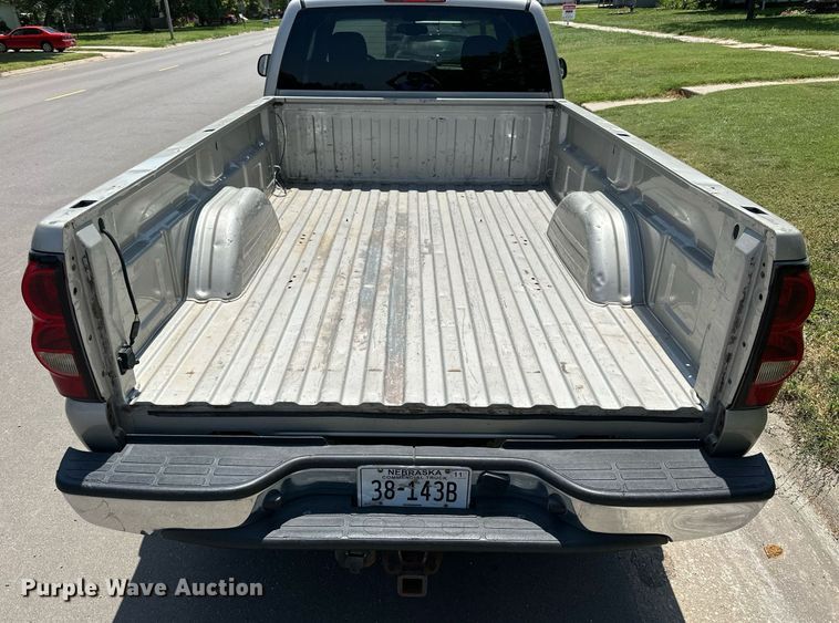 image for item NP9781 2004 Chevrolet Silverado 2500HD  Ext. Cab pickup truck