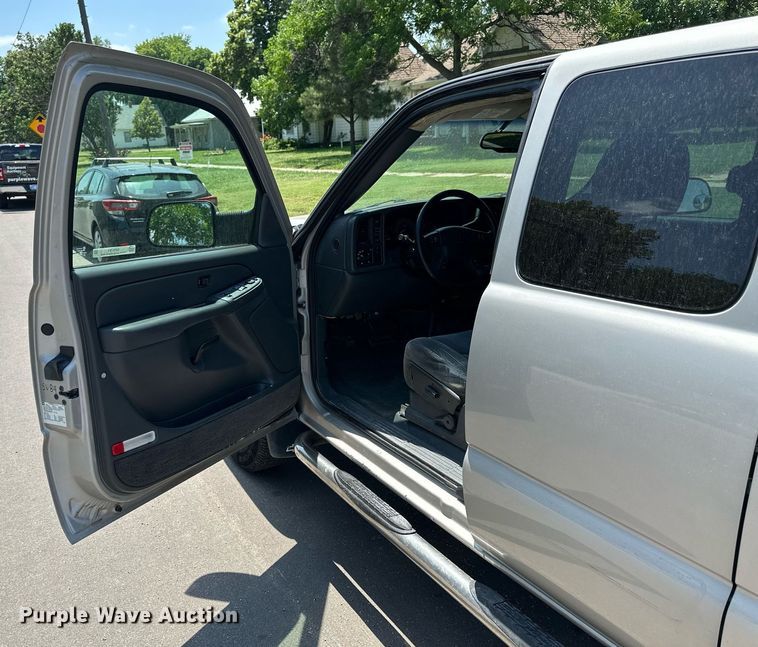 image for item NP9781 2004 Chevrolet Silverado 2500HD  Ext. Cab pickup truck