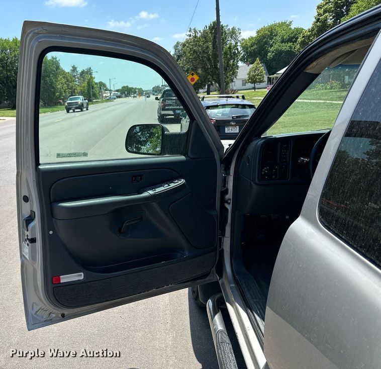 image for item NP9781 2004 Chevrolet Silverado 2500HD  Ext. Cab pickup truck