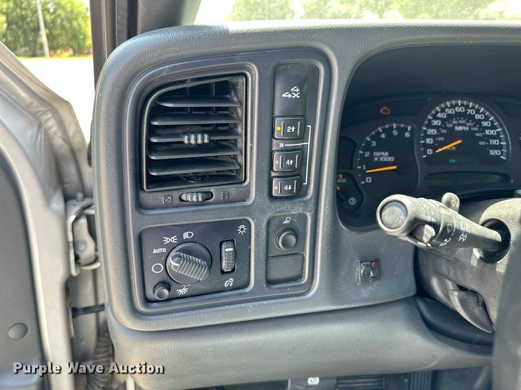 image for item NP9781 2004 Chevrolet Silverado 2500HD  Ext. Cab pickup truck