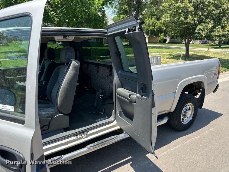 image for item NP9781 2004 Chevrolet Silverado 2500HD  Ext. Cab pickup truck