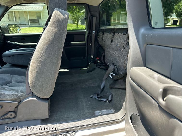 image for item NP9781 2004 Chevrolet Silverado 2500HD  Ext. Cab pickup truck