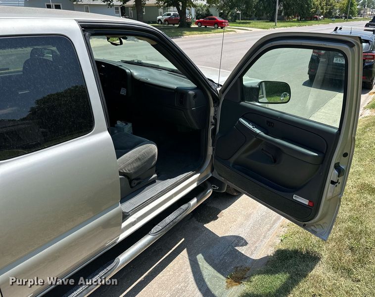 image for item NP9781 2004 Chevrolet Silverado 2500HD  Ext. Cab pickup truck