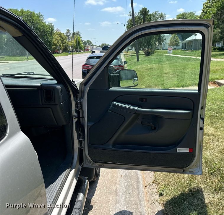 image for item NP9781 2004 Chevrolet Silverado 2500HD  Ext. Cab pickup truck