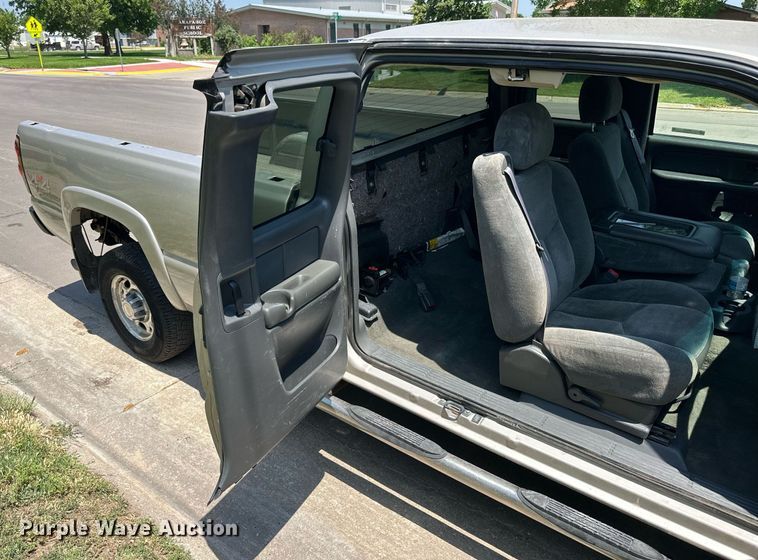 image for item NP9781 2004 Chevrolet Silverado 2500HD  Ext. Cab pickup truck