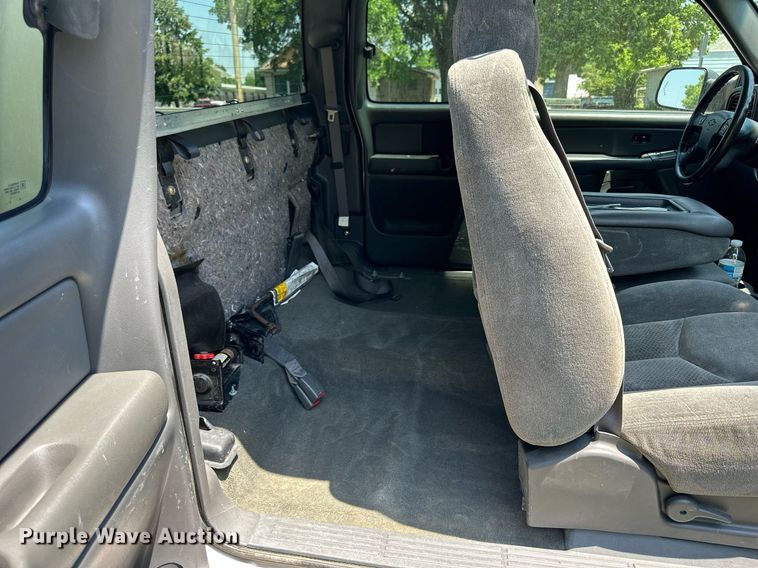 image for item NP9781 2004 Chevrolet Silverado 2500HD  Ext. Cab pickup truck