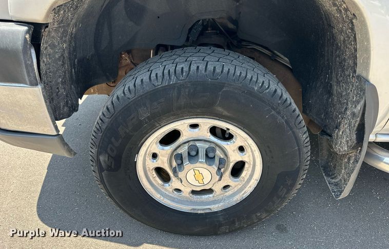 image for item NP9781 2004 Chevrolet Silverado 2500HD  Ext. Cab pickup truck