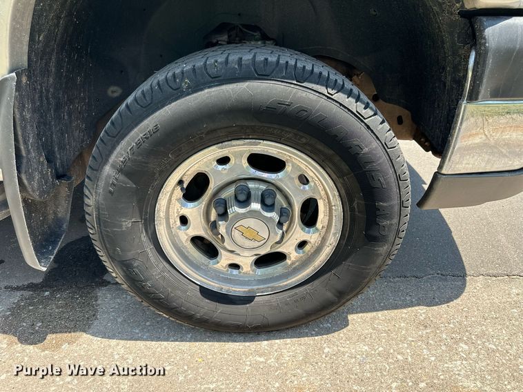 image for item NP9781 2004 Chevrolet Silverado 2500HD  Ext. Cab pickup truck