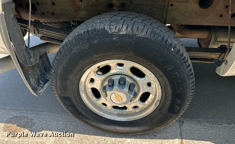 image for item NP9781 2004 Chevrolet Silverado 2500HD  Ext. Cab pickup truck