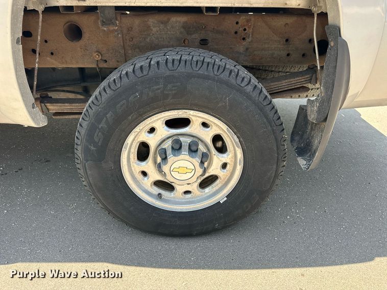 image for item NP9781 2004 Chevrolet Silverado 2500HD  Ext. Cab pickup truck