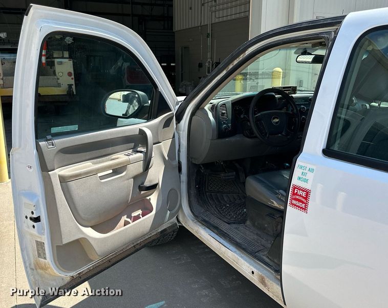 image for item NP9832 2010 Chevrolet Silverado 1500  Ext. Cab pickup truck