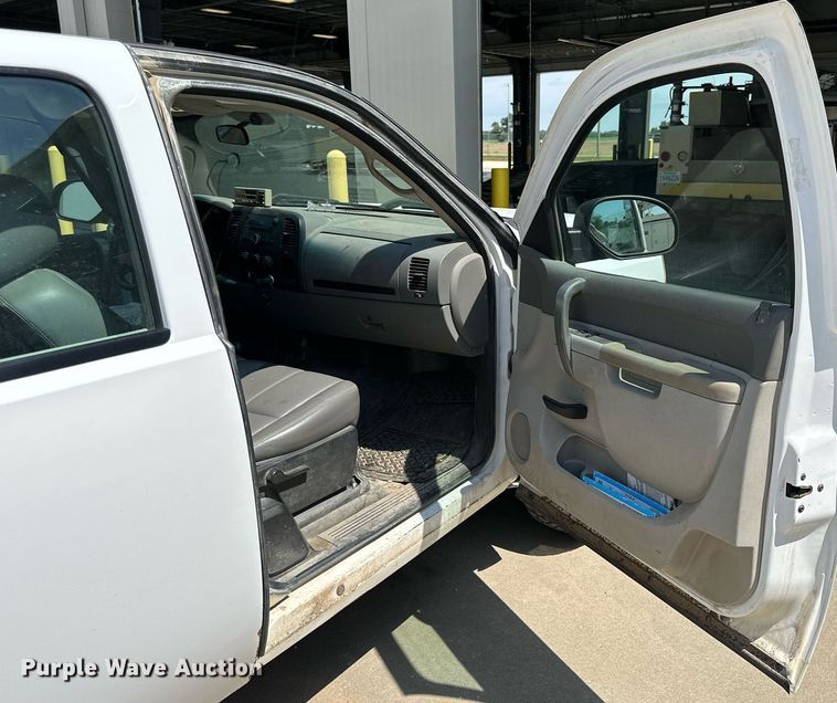 image for item NP9832 2010 Chevrolet Silverado 1500  Ext. Cab pickup truck