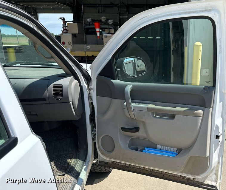 image for item NP9832 2010 Chevrolet Silverado 1500  Ext. Cab pickup truck