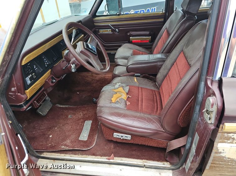 image for item NT9703 1988 Jeep Grand Wagoneer  SUV