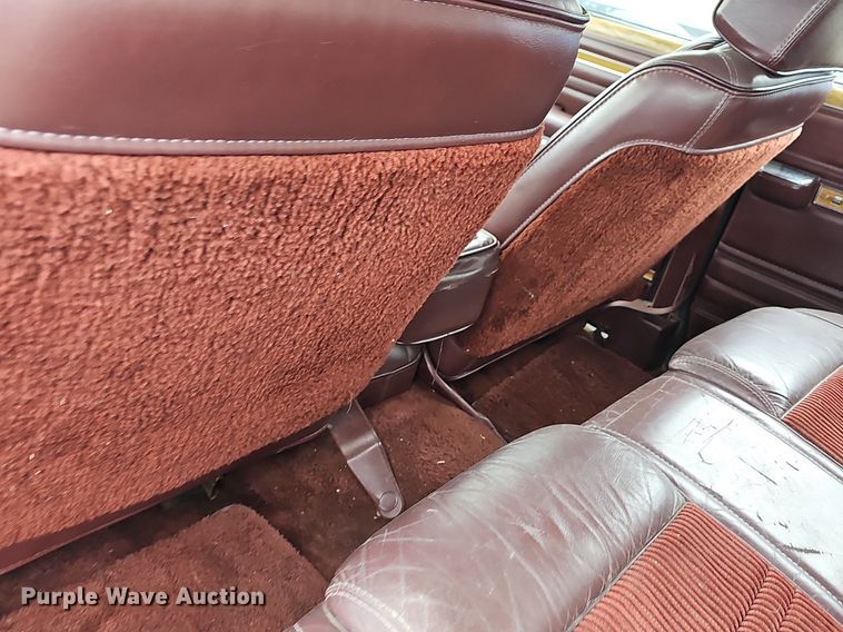 image for item NT9703 1988 Jeep Grand Wagoneer  SUV