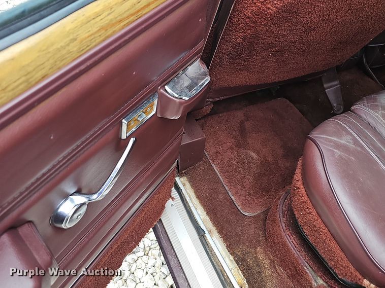image for item NT9703 1988 Jeep Grand Wagoneer  SUV