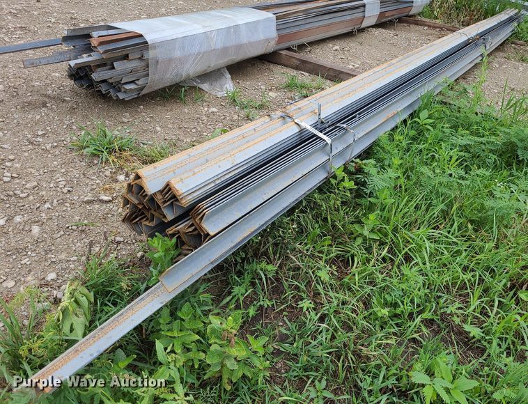 image for item NX9648 Approximately 60 pieces of angle iron