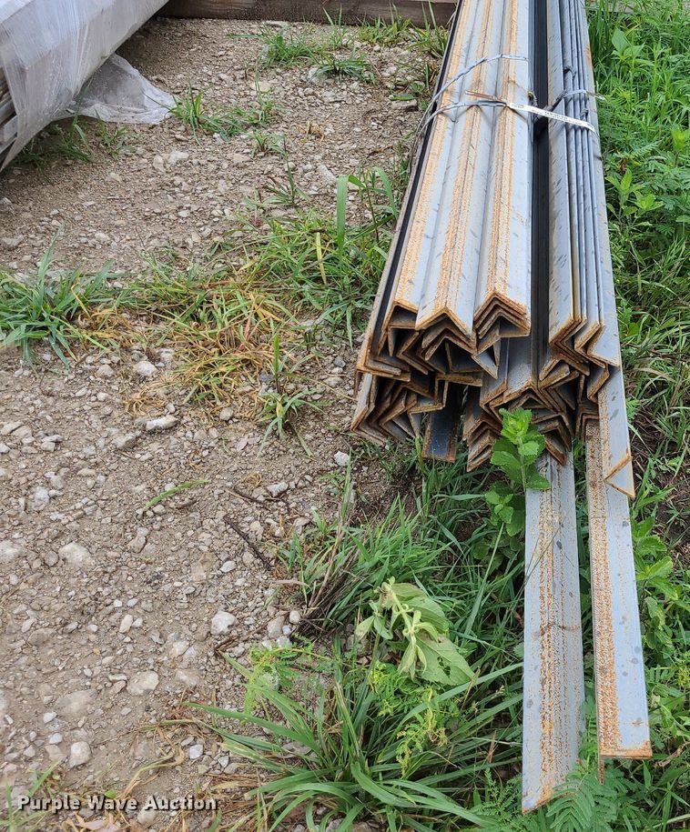 image for item NX9648 Approximately 60 pieces of angle iron