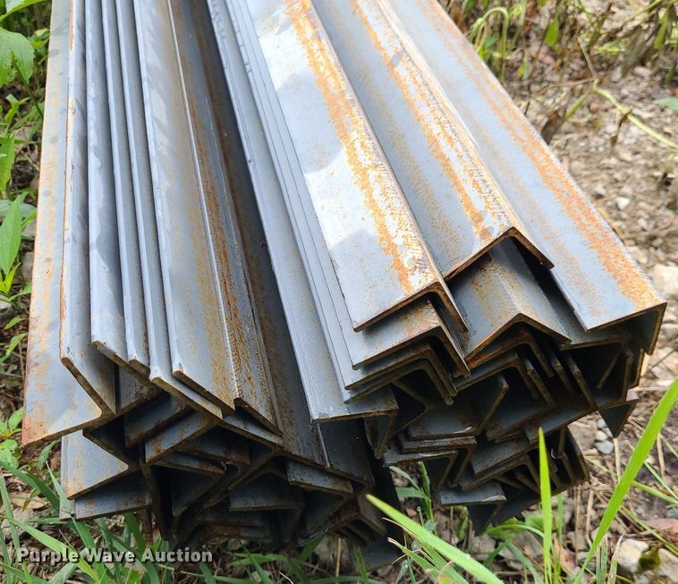 image for item NX9648 Approximately 60 pieces of angle iron