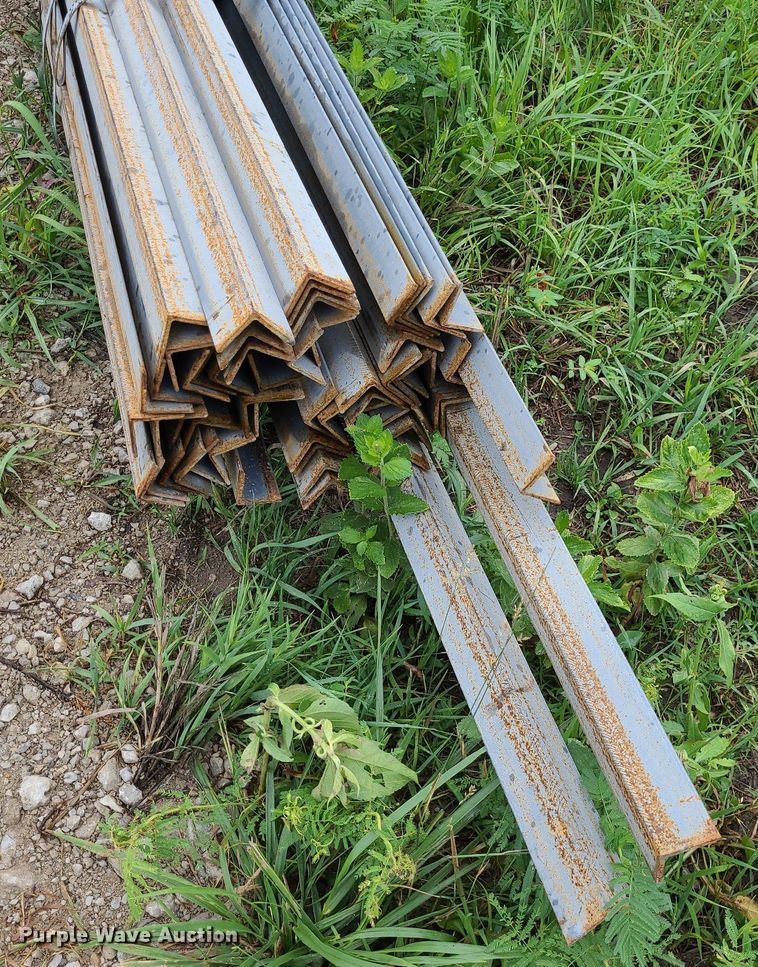 image for item NX9648 Approximately 60 pieces of angle iron