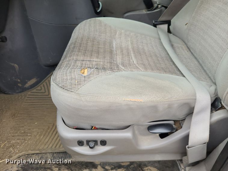 image for item NX9666 2002 Ford E350 Super Duty XL  van