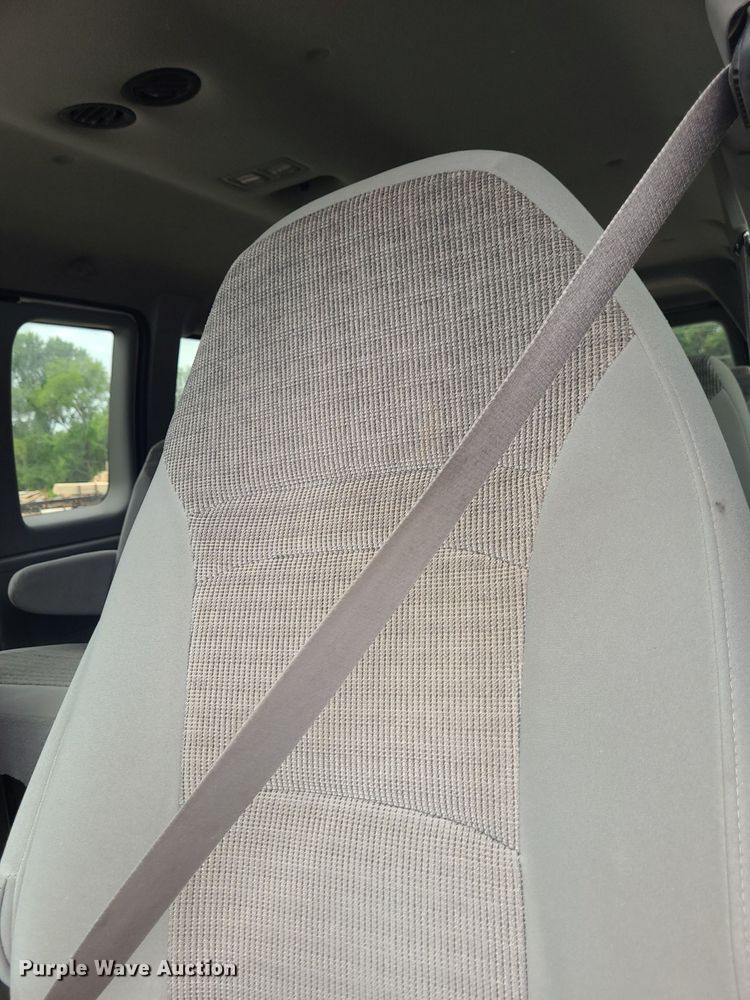 image for item NX9666 2002 Ford E350 Super Duty XL  van