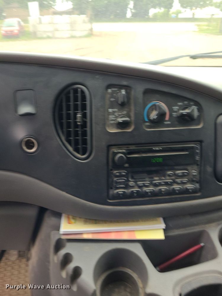 image for item NX9666 2002 Ford E350 Super Duty XL  van
