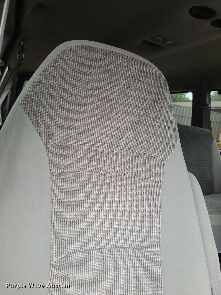 image for item NX9666 2002 Ford E350 Super Duty XL  van