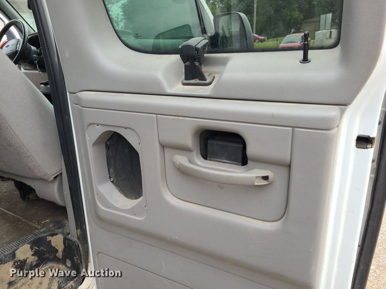 image for item NX9666 2002 Ford E350 Super Duty XL  van