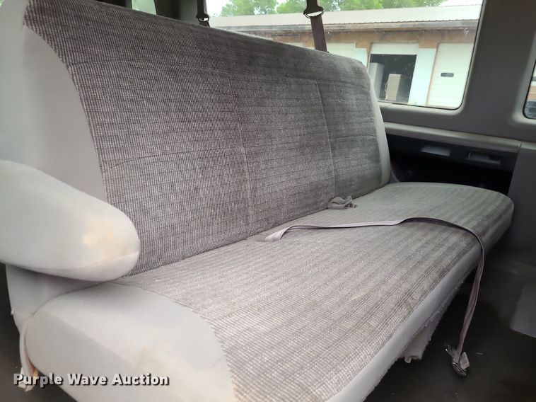 image for item NX9666 2002 Ford E350 Super Duty XL  van