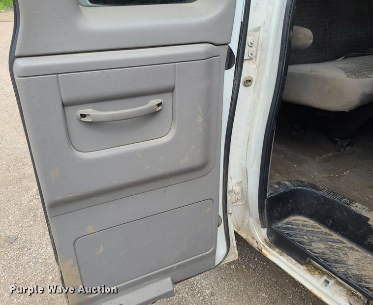 image for item NX9666 2002 Ford E350 Super Duty XL  van