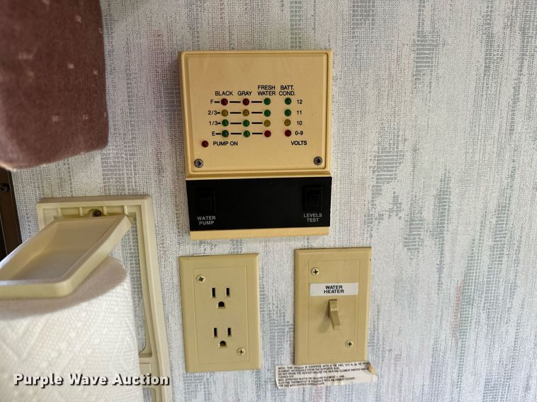 image for item OC9036 1991 Fleetwood Prowler  camper