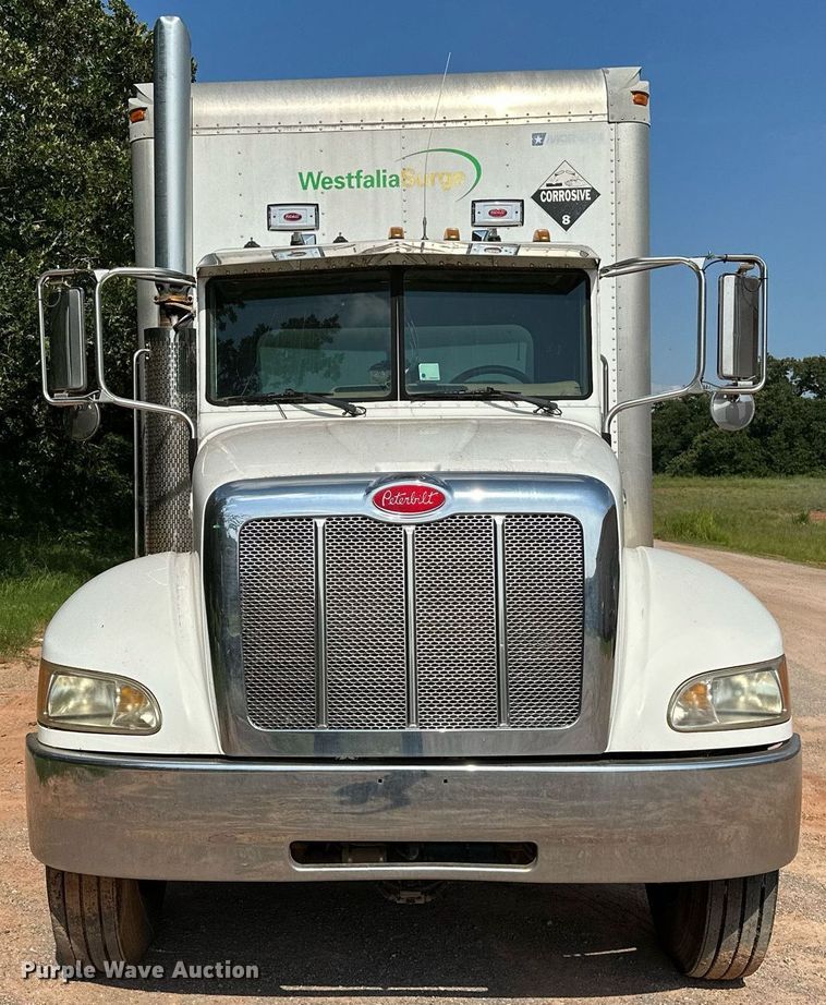 image for item OC9046 2008 Peterbilt 335  box truck