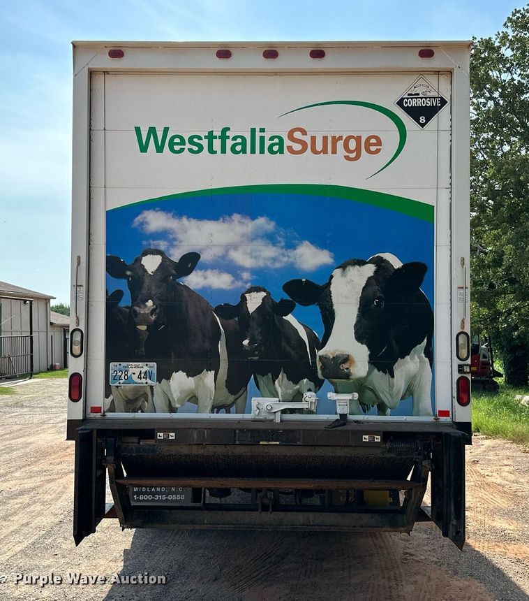 image for item OC9046 2008 Peterbilt 335  box truck