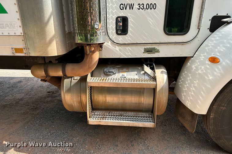 image for item OC9046 2008 Peterbilt 335  box truck