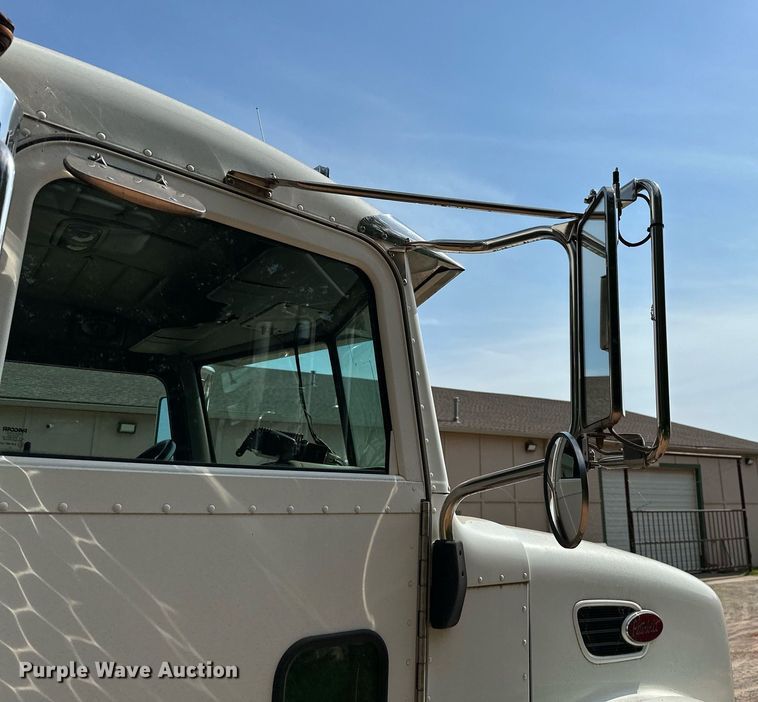 image for item OC9046 2008 Peterbilt 335  box truck