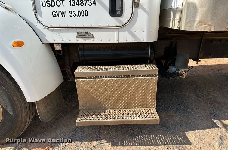 image for item OC9046 2008 Peterbilt 335  box truck