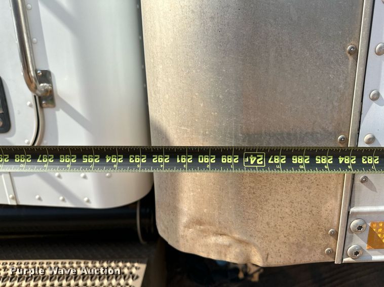 image for item OC9046 2008 Peterbilt 335  box truck