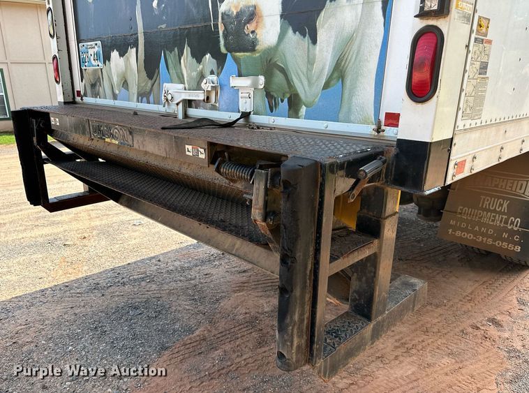 image for item OC9046 2008 Peterbilt 335  box truck