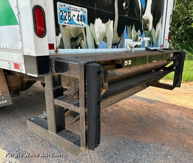 image for item OC9046 2008 Peterbilt 335  box truck