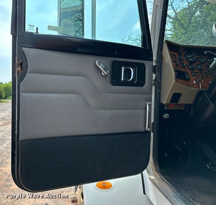 image for item OC9046 2008 Peterbilt 335  box truck