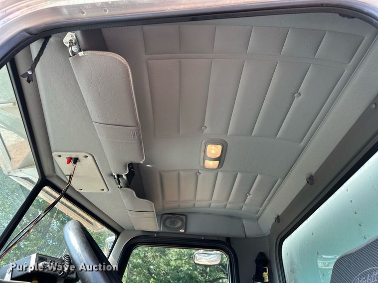 image for item OC9046 2008 Peterbilt 335  box truck