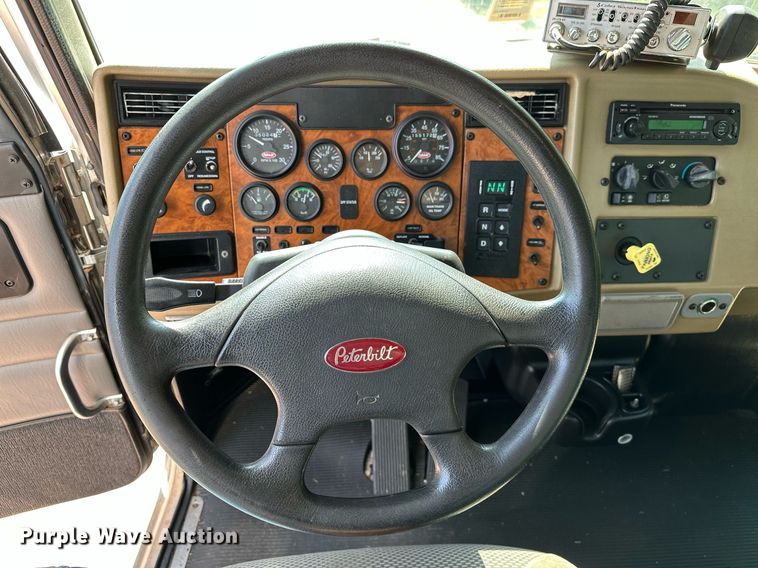 image for item OC9046 2008 Peterbilt 335  box truck